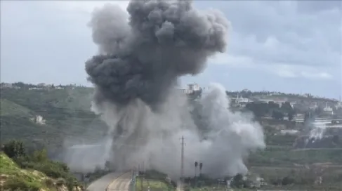 الطيران الحربي الاسرائيلي يدمر جسر القاسمية الذي يربط الجنوب ببيروت