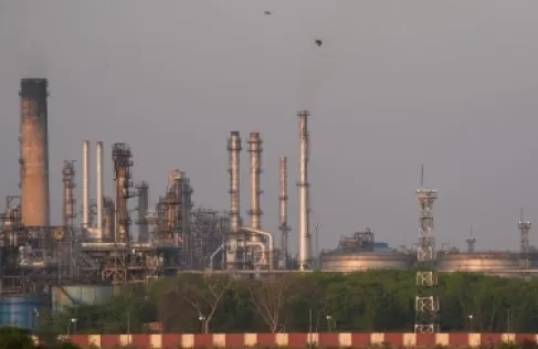 رويترز: إيران تعرض النفط على الهند بسعر أعلى من خام برنت