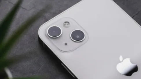 تسريبات آيفون فولد.. ساندوتش الزجاج ابتكار جديد لحماية شاشة الهاتف