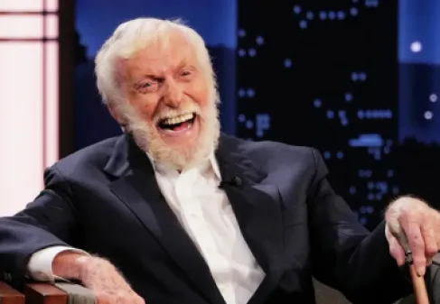 ديك فان دايك يكشف سر نشاطه الدائم وشبابه رغم بلوغه سن الـ 100 عام