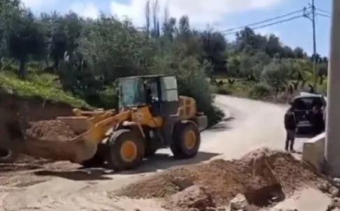 بلدية الطفيلة تغلق طريق المنصورة