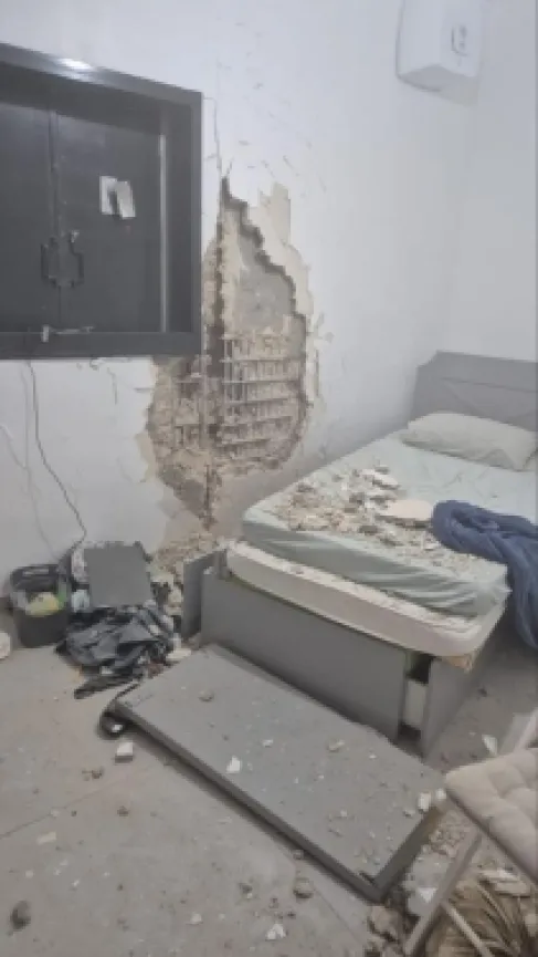 أضرار جراء سقوط رؤوس صواريخ إيرانية متفجرة في تل أبيب