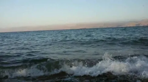 إبعاد المواطنين عن شواطئ العقبة مع بدايات ارتفاع الموج