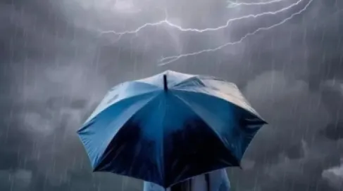 الأرصاد: المنخفض بدأ.. وابتعدوا فوراً عن مجاري السيول