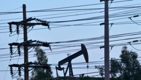 النفط يتراجع 4% بعد أنباء عن خطة أمريكية لوقف الحرب في الشرق الأوسط