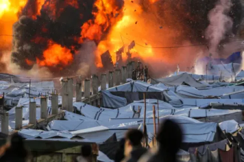 شهيد ومصابون في قصف إسرائيلي على مخيم نازحين وسط غزة