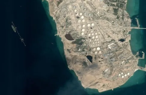 إيران تحصن جزيرة خرج بالألغام!