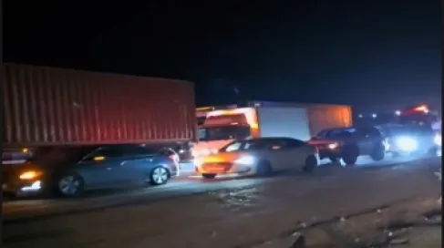 الاردن .. قطع السير بالاتجاهين على الطريق الصحراوي قبل جسر الحسينية وطريق عنيزة باتجاه الشوبك