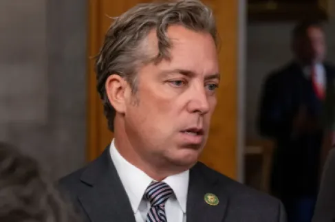 نائب أمريكي يكره المسلمين ويفوز بدائرة تضم كثيرا منهم.. ما السر؟