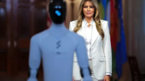 بـ25 ألف دولار.. تعرف على الروبوت البشري الذي ظهر مع ميلانيا ترامب بالبيت الأبيض
