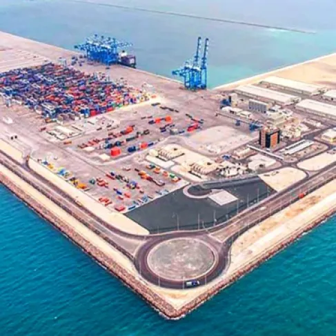 هجوم بمسيرات وصواريخ يستهدف ميناء مبارك الكبير في الكويت