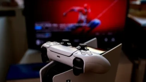 سوني ترفع أسعار بلايستيشن 5 عالميًا وسط ضغوط اقتصادية