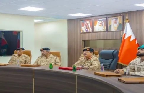 ملك البحرين يؤكد مواصلة تطوير الجاهزية العسكرية لقوة الدفاع