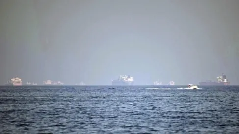 إيران تسمح لمزيد من السفن الباكستانية بالمرور من مضيق هرمز