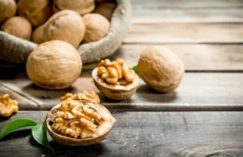 لا تتخلص من قشور الجوز!.. فوائد صحية مذهلة تكشفها دراسة جديدة