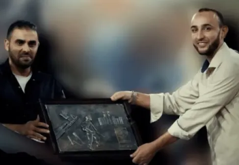 يحمل سلاحه.. القسام تنشر لقطات جديدة للناطق الراحل أبو عبيدة