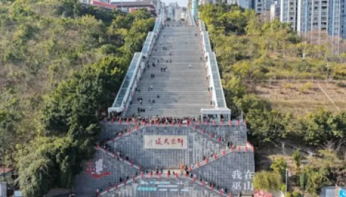 الصين تدشن أطول سلم خارجي في العالم بتصميم فريد