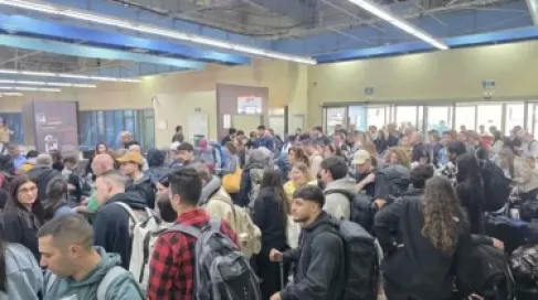 بالفيديو .. مئات الإسرائيليين عالقون في مطار العقبة