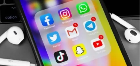 لماذا تقترح عليك التطبيقات إعلانات عن أشياء تحدثت عنها؟