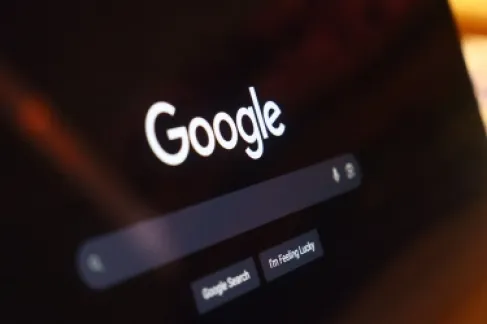 غوغل تطلق رسميا ميزة (البحث الحي) بالصوت والكاميرا عالميا