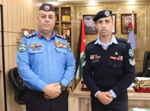 مدير إدارة مراكز الإصلاح والتأهيل يُكرم أحد أفراد الإدارة المتميزين