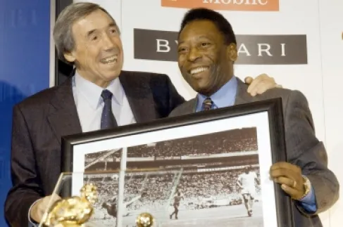 عرض قميص (تصدي القرن) للبيع في المزاد بمبلغ ضخم