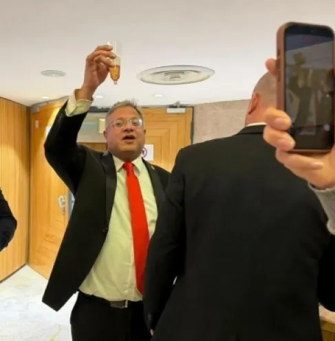 بن غفير ورفاقه يحتفلون بالشمبانيا بعد مصادقة الكنيست على قانون إعدام الأسرى - فيديو