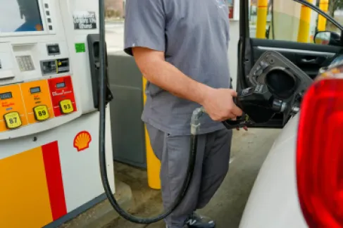 أسعار البنزين بأميركا تتجاوز 4 دولارات للجالون