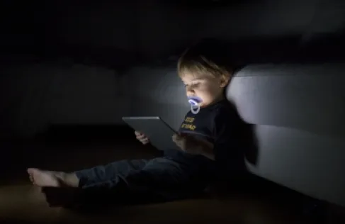 7 طرق تضر بها الشاشات صحة طفلك