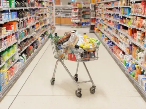 ارتفاع أسعار أصناف غذائية مكدّسة في مخازن تجار الجملة قبل الحرب