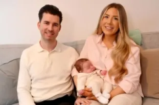 وضعت غريس بيل - في أوائل الثلاثينيات من عمرها - طفلا ذكرا بعد أن خضعت لعملية زراعة رحم