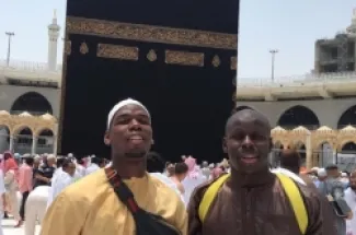 الفرنسي بول بوغبا خلال أدائه مناسك العمرة