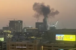 تصاعد الدخان في دبي بعد هجوم ايراني