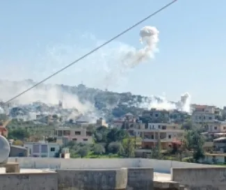 ما لا يقل عن اثنتين من ذخائر الفسفور الأبيض أطلقت بالمدفعية تنفجر جوا فوق حي سكني في بلدة يحمر، في جنوب لبنان