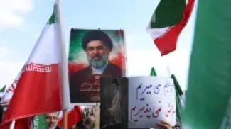 تجمع الإيرانيون في ساحة انقلاب لإظهار دعمهم للمرشد الأعلى الجديد آية الله مجتبى خامنئي في طهران، إيران، في 9 مارس/ آذار 2026صدر الصورة،EPA