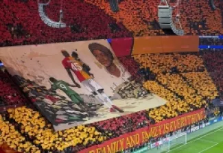 تيفو لجمهور غلطة سراي التركي خلال اللقاء