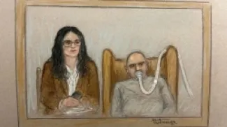 مثل السالم في الجلسة عبر رابط فيديو، بمرافقة مترجم، وكان يرتدي ما بدا أنه قناع أوكسجين