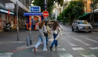 نساء يركضن نحو ملجأ في تل أبيب أثناء دوي صفارات الإنذار