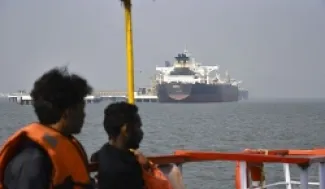 ناقلة نفط ترفع علم ليبيريا بميناء مومباي في الهند، بعد عبورها مضيق هرمز