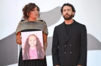 المخرجة التونسية كوثر بن هنية، والممثل الفلسطيني معتز ملحيس في مهرجان البندقية السينمائي