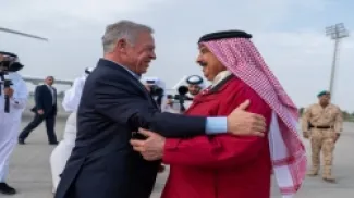 الملك عبدالله الثاني لدى وصوله إلى المنامة وفي استقباله الملك حمد بن عيسى آل خليفة، ملك مملكة البحرين