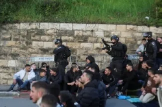 قوات الاحتلال الإسرائيلي تضيق الخناق على المصلين في صبيحة عيد الفطر على جانب طريق في القدس المحتلة