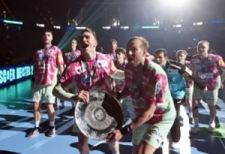 لاعبو فريق فوكسه برلين بطل الدوري الألماني لكرة اليد يحتفلون بلقبهم لعام 2025