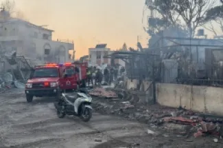 آليات الدفاع المدني قرب مكان غارة إسرائيلية في بلدة ميفدون بجنوب لبنان