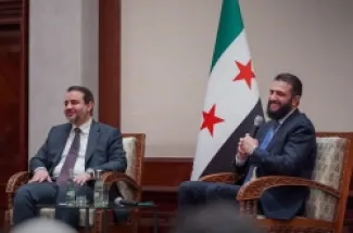 الرئيس السوري أحمد الشرع (يمين) ووزير الخارجية أسعد الشيباني خلال زيارتهم لوفد من الجالية السورية في ألمانيا