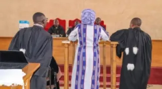 الوزيرة البوركينية السابقة لاور زونغو هيين أثناء مثولها أمام المحكمة