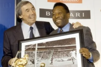 بانكس (يسار) يستعرض صورة 