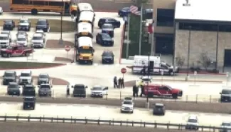 فرق الطوارئ أمام المدرسة التي وقع فيها الحادث