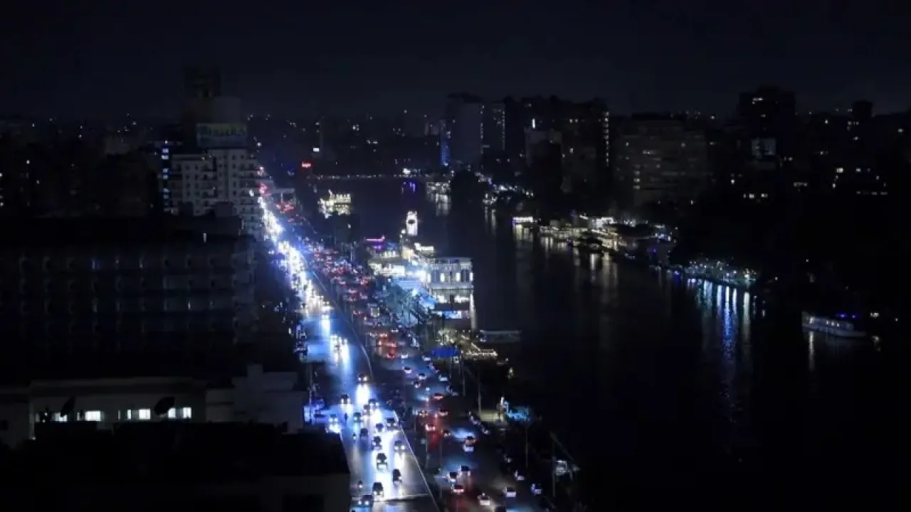 ظلام يسود عند التاسعة: ما تأثير الإغلاق المبكر في مصر؟ 