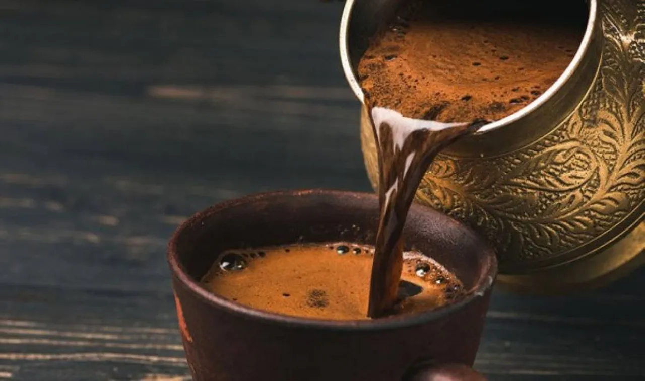 هل القهوة صباحًا مفيدة أم مضرة؟ ومتى أفضل وقت لشربها؟ 